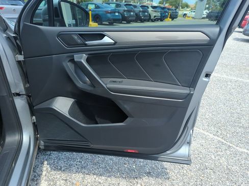 Certified 2023 Volkswagen Tiguan SE w/ Panoramic Sunroof Package FWD image 34