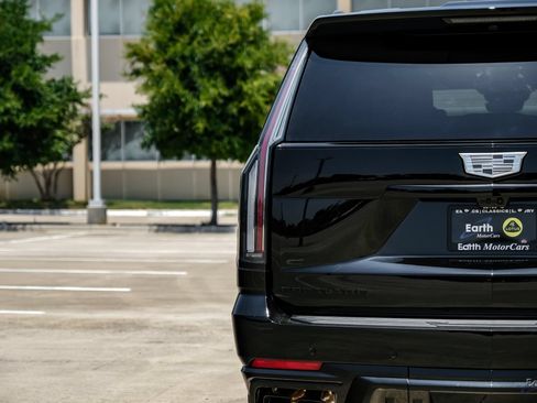 Used 2026 Cadillac Escalade ESV V w/ LPO, ONYX Package AWD/4WD image 14