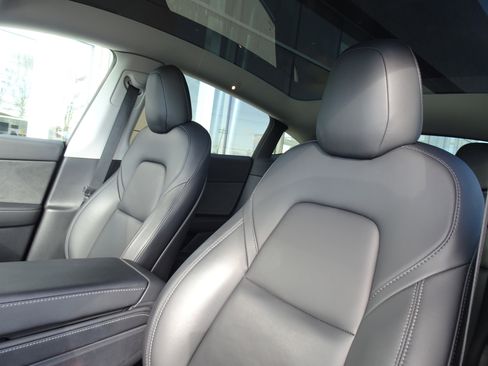 Used 2021 Tesla Model Y Long Range image 10