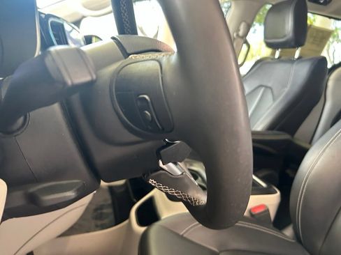 Used 2024 Chrysler Pacifica Touring-L FWD image 41