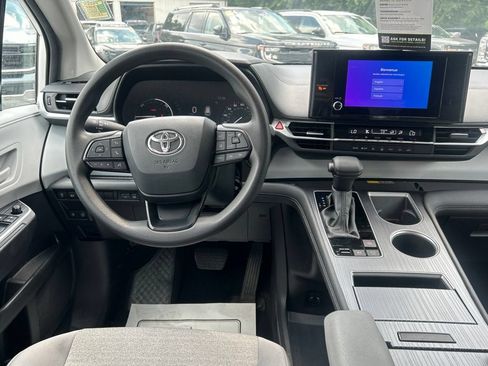 Used 2025 Toyota Sienna LE AWD/4WD image 20