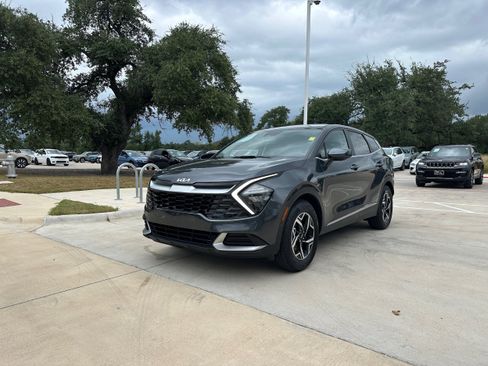 Used 2023 Kia Sportage LX image 2