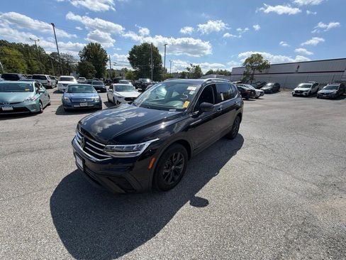 Used 2022 Volkswagen Tiguan SE AWD/4WD image 3