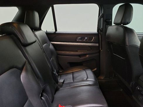 Used 2018 Ford Explorer XLT w/ Equipment Group 202A FWD image 19