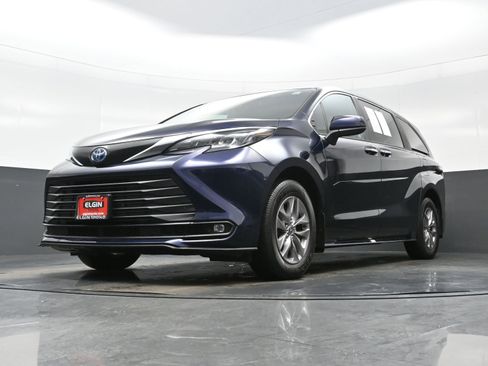 Used 2025 Toyota Sienna XLE w/ XLE Plus Package AWD/4WD image 30