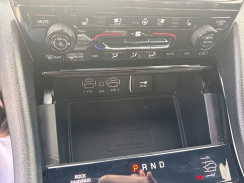 Used 2023 Jeep Grand Cherokee L Overland w/ Luxury Tech Group IV image 33