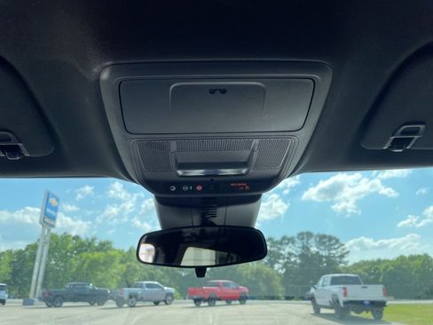 Used 2025 Chevrolet Traverse Z71 image 19