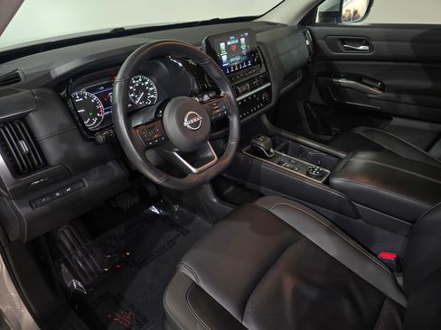 Used 2025 Nissan Pathfinder SL image 19