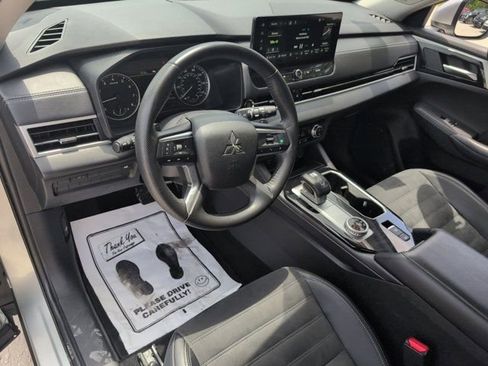 Used 2025 Mitsubishi Outlander SE FWD image 15