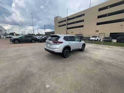 Used 2025 Nissan Rogue SV FWD image 13