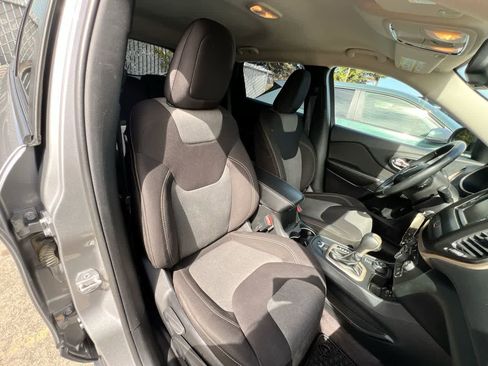 Used 2016 Jeep Cherokee Sport w/ Cold Weather Group AWD/4WD image 28