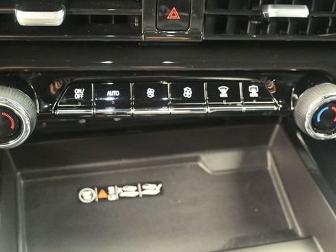 Used 2025 Chevrolet Suburban Z71 AWD/4WD image 13