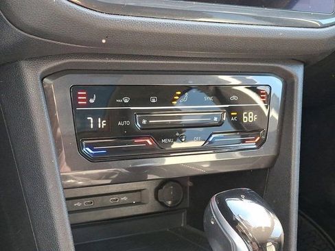 Certified 2022 Volkswagen Tiguan SE w/ Panoramic Sunroof Package AWD/4WD image 21