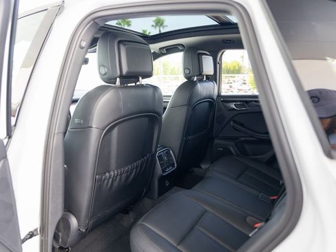 Certified 2023 Porsche Macan image 18