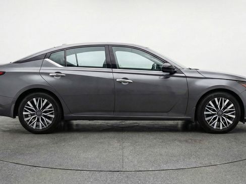 Used 2025 Nissan Altima 2.5 SV image 11