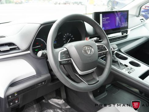 Used 2025 Toyota Sienna XLE AWD/4WD image 24