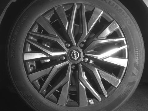 Used 2025 Nissan Altima 2.5 SV image 12