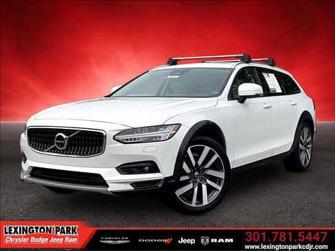 Used 2023 Volvo V90 B6 Cross Country Ultimate AWD/4WD image 3