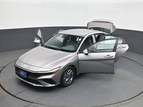 Certified 2024 Hyundai Elantra SEL FWD image 31