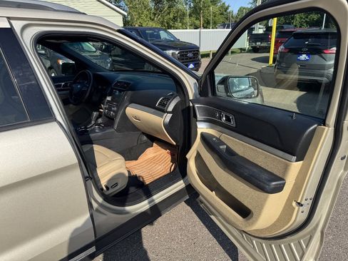 Used 2017 Ford Explorer XLT w/ Equipment Group 202A AWD/4WD image 33