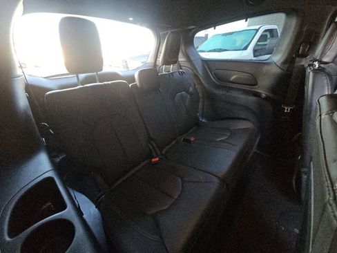 Used 2020 Chrysler Pacifica Touring-L w/ S Appearance Package image 9