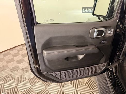 Used 2022 Jeep Wrangler Unlimited Sahara AWD/4WD image 21