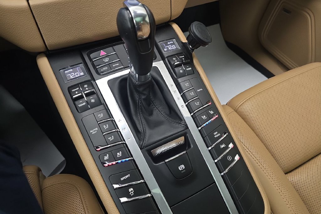 Used 2018 Porsche Macan AWD/4WD image 21