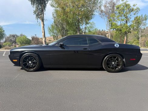 Used 2011 Dodge Challenger RWD image 2