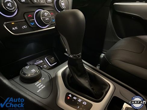 Used 2017 Jeep Cherokee Overland w/ Technology Group image 50