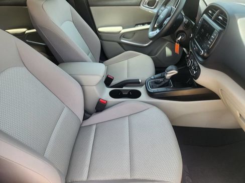 Used 2025 Kia Soul LX w/ LX Technology Package FWD image 14