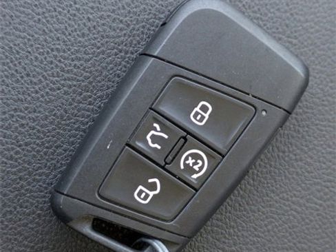 Certified 2024 Volkswagen Taos SE image 33