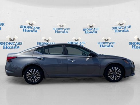 Used 2025 Nissan Altima 2.5 SV FWD image 9