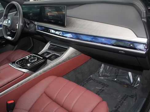 Used 2025 BMW i7 xDrive60 image 28