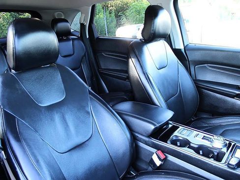 Used 2019 Ford Edge Titanium FWD image 19