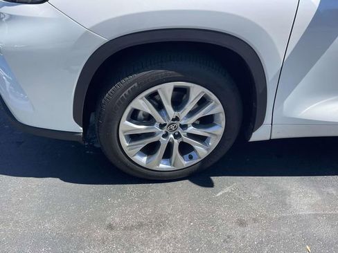 Used 2023 Toyota Highlander Limited image 6