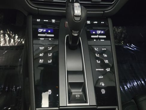 Certified 2026 Porsche Macan AWD/4WD image 17