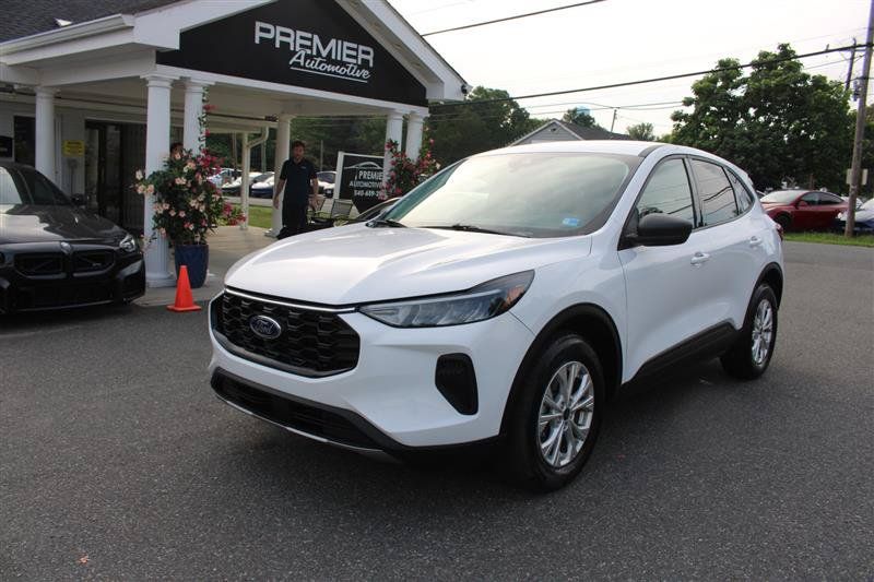 Used 2025 Ford Escape Active AWD/4WD image 3