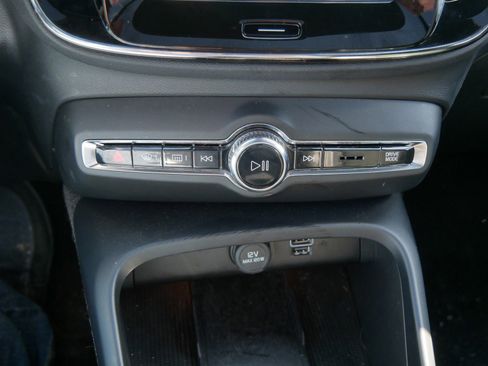 Used 2022 Volvo XC40 T5 R-Design image 16