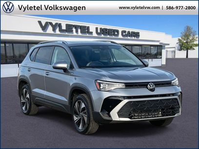 Used 2025 Volkswagen Taos SE w/ Panoramic Sunroof Package