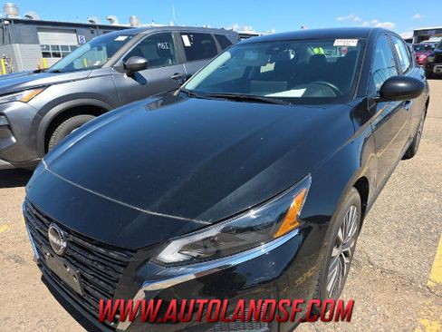 Used 2024 Nissan Altima 2.5 SV w/ SV Premium Package AWD/4WD image 1