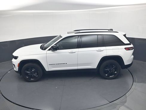 Used 2023 Jeep Grand Cherokee Altitude AWD/4WD image 31