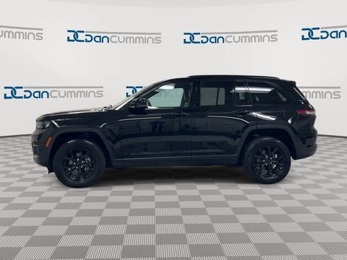 Used 2025 Jeep Grand Cherokee Altitude AWD/4WD image 5