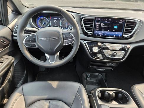 Used 2025 Chrysler Pacifica Select FWD image 18
