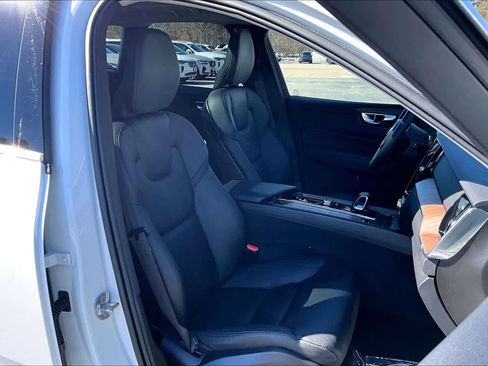 Used 2022 Volvo XC60 B5 Momentum w/ Climate Package image 7