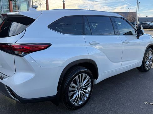 Used 2022 Toyota Highlander Platinum image 3