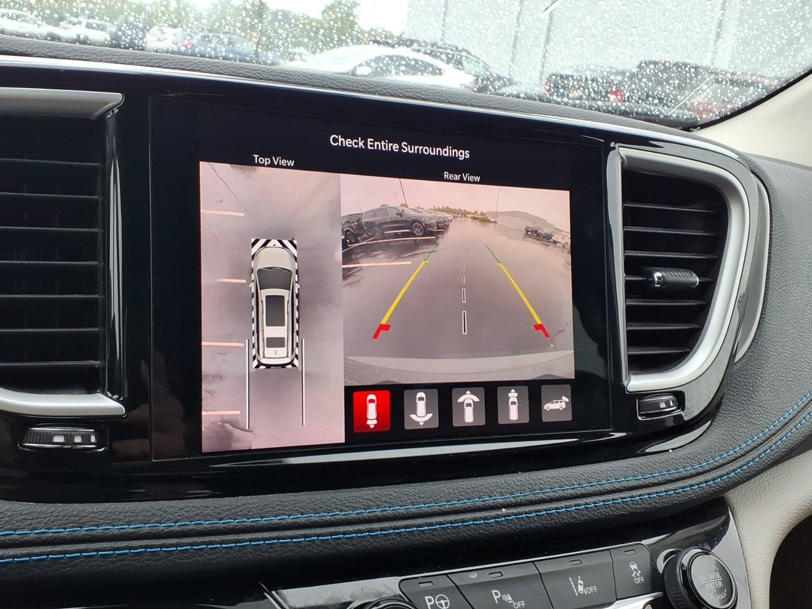 Used 2021 Chrysler Pacifica Touring-L FWD image 9