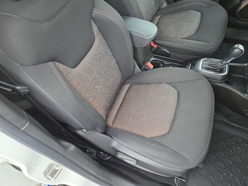 Certified 2023 Jeep Renegade Latitude AWD/4WD image 17