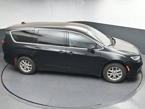 Used 2023 Chrysler Pacifica Touring-L FWD image 35