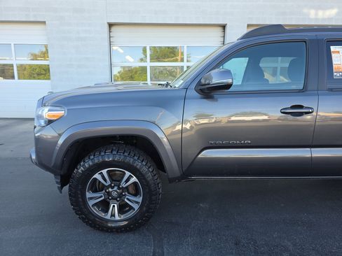 Used 2018 Toyota Tacoma TRD Sport w/ Technology Package AWD/4WD image 17