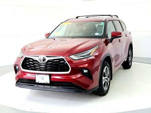 Certified 2024 Toyota Highlander XLE AWD/4WD image 2